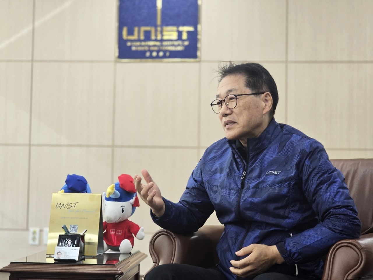박 총장은 UNIST 부임 이후 줄곧 'AI 기반 혁신'을 강조해 왔다. 우리나라 최대 중화학공업 도시인 울산의 기업들이 AI를 통해 산업 구조의 대전환을 이루도록 지원하는 한편, 대학 운영 전반에도 AI를 도입하는 혁신을 추진하고 있다. l 출처 : 헬로디디