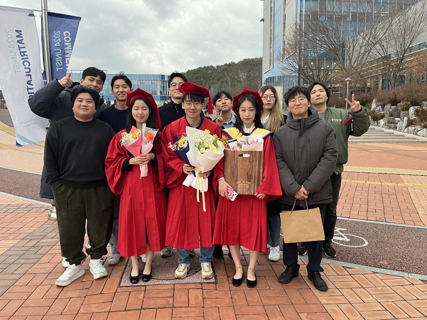 Professor Chiehyeon Lim (far right, front row) is recognized for his exemplary efforts in delivering industry-driven practical education.