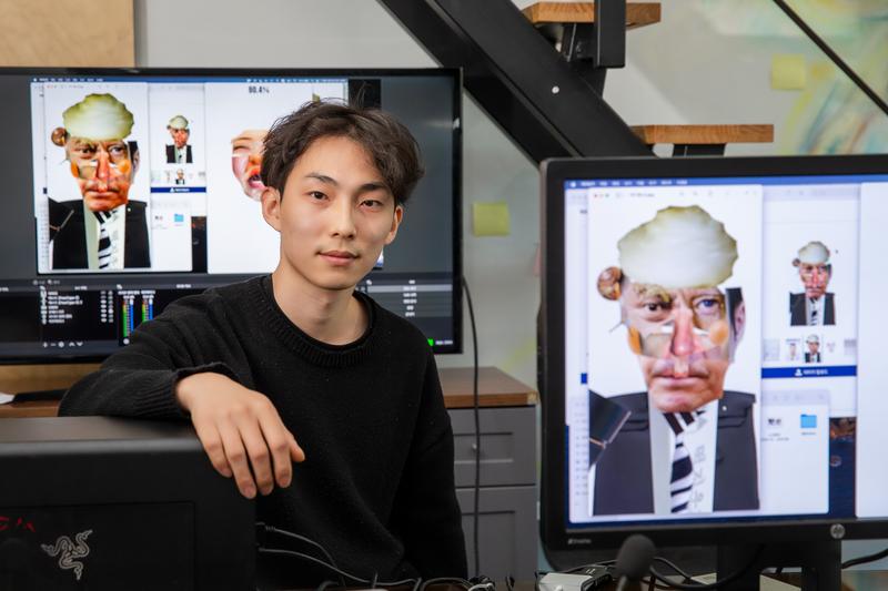 “방구석 초상화, 1열에서 감상하세요!”