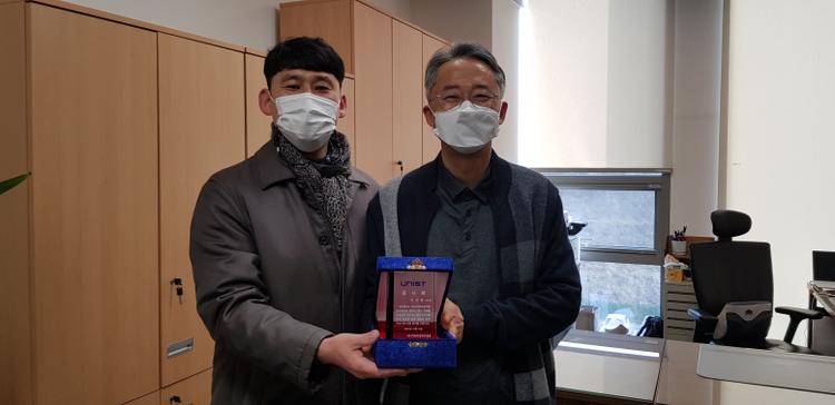 에너지화학공학과 전임 학부장님 감사패 전달 (이상영, 조재필 학부장님_ 20.12.29)